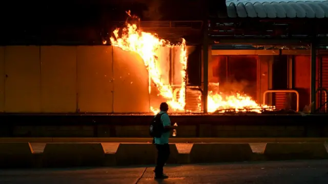 Incendio durante protestas en Honduras.