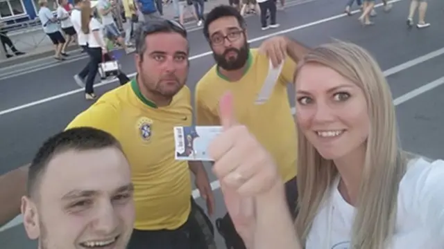 Gleb Obodovsky, a mulher, Marina e os dois brasileiros que doaram ingressos a eles