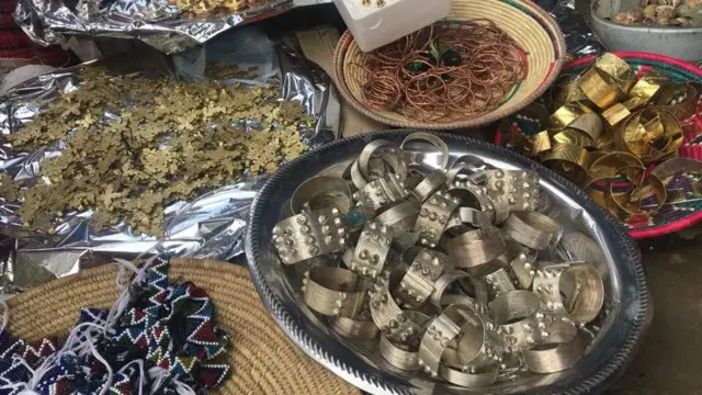 ኣሸንዳ ንምኽባር እትወጽእ ጓል ኣንስተይቲ፡ ማርዳ፣ ሕንቆ መስቀልን ካልእን ዝበሉ መጋየጺታት ትጥቀም