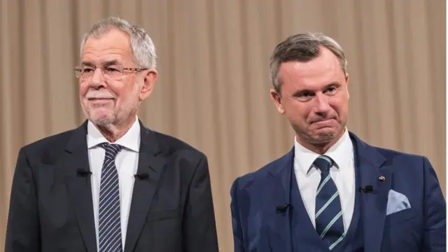 Os candidatos à presidência da Áustria, Alexander Van der Bellen (esq.) e Norbert Hofer (dir.)