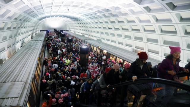 抗議集会に向かう人の波でワシントンの地下鉄は満員状態が続いた（21日）