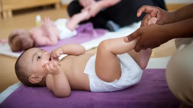 Bebê sendo massageado