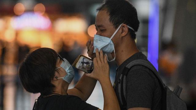 馬來西亞吉隆坡機場一對夫婦戴口罩