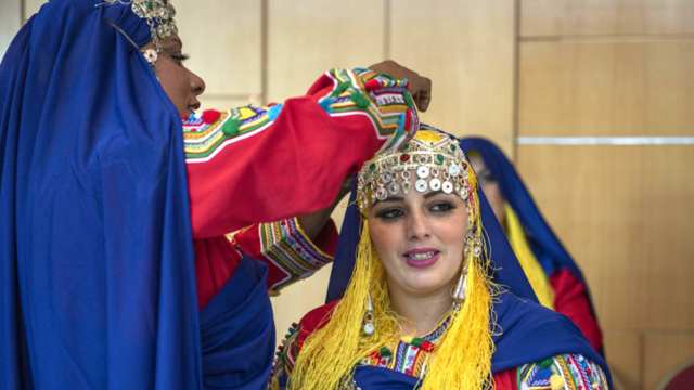 أمازيغية بالملابس التقليدية خلال الاحتفال بعام 2972 حسب تقويمهم، الصورة في الرباط 13 يناير/كانون الثاني الماضي