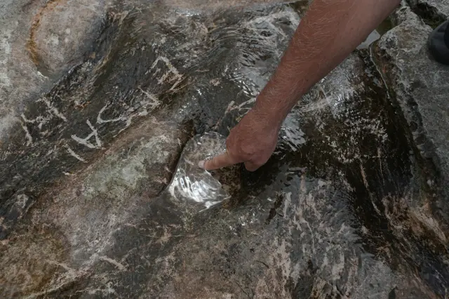 U steni kraj izvora mogu se videti otisci kopita konja Alije Đezerleza dok je samu pukotinu iz koje izvore voda prema legendi, ovaj narodni junak načinio svojim mačem.