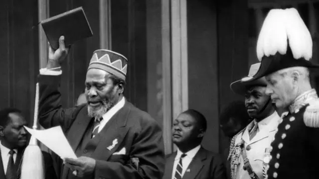 Jomo Kenyatta, prête serment lors d'une cérémonie, le 1er juin 1963 à Nairobi, alors qu'il devient Premier ministre du gouvernement autonome du Kenya