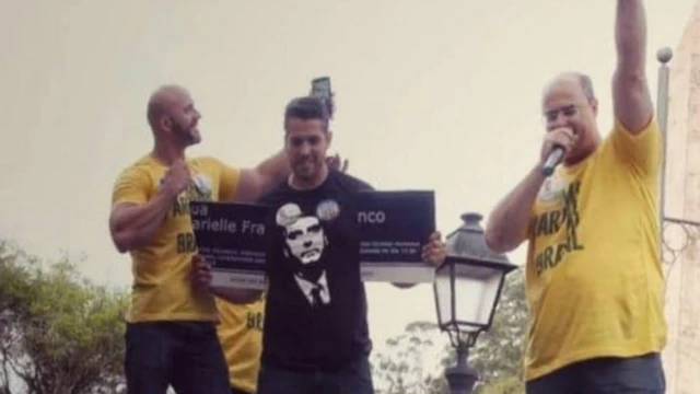 Candidatos rasgam placa feita em homenagem a Marielle Franco, durante as eleições de 2018