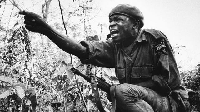 Afrique, guerre civile au Nigeria, Biafra, en première ligne, un jeune officier ordonne une attaque.