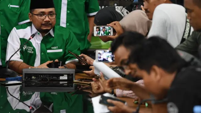 Ketua Umum PP GP Ansor Yaqut Cholil Qoumas memberikan keterangan kepada wartawan di Jakarta, Rabu (24/10). Ketua Umum GP Ansor meminta maaf atas kegaduhan terkait pembakaran bendera yang diyakini sebagai bendera HTI.