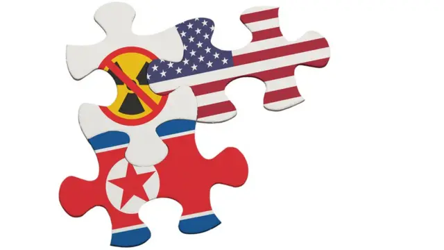 Piezas de rompecabezas con banderas e insignia nuclear