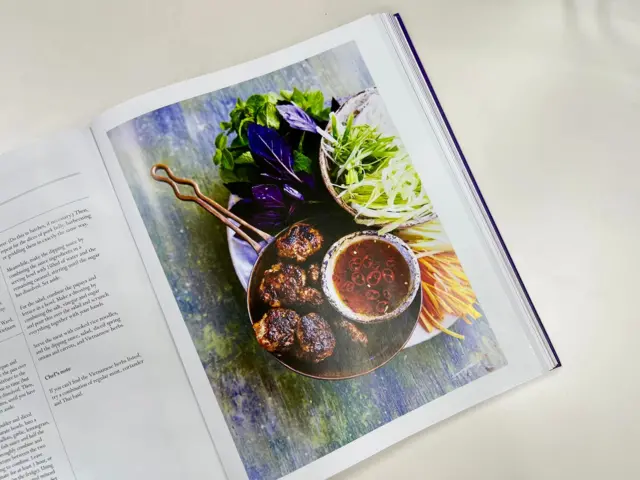 Phần giới thiệu món bún chả trong sách dạy nấu ăn nhân Đại lễ Bạch kim của Nữ hoàng Elizabeth đệ nhị
