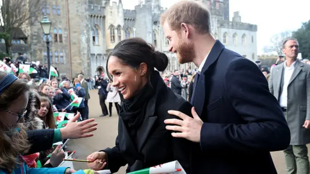 Meghan Markle dando autógrafos.