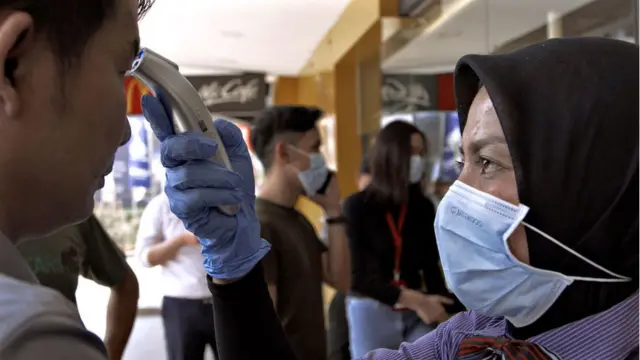 உணவகம் ஒன்றுக்கு வருகை தரும்