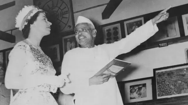 1964માં સાબરમતી આશ્રમમાં પરીક્ષિતલાલ મજમુદાર સાથે ક્વીન ઍલિઝાબેથ.