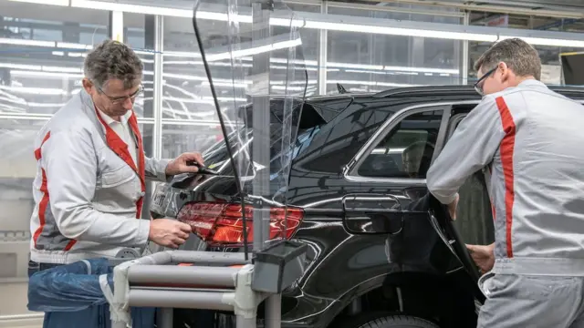 آئودی با استفاده از پنل‌های پلاستیکی کارگران را از یکدیگر جدا می‌کند