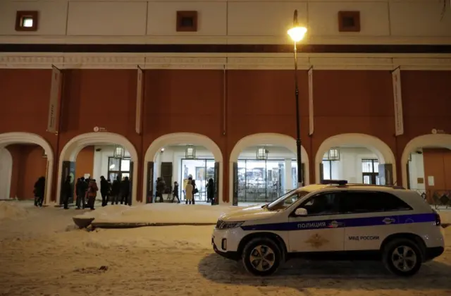 Полиция перед зданием Третьяковской галереи