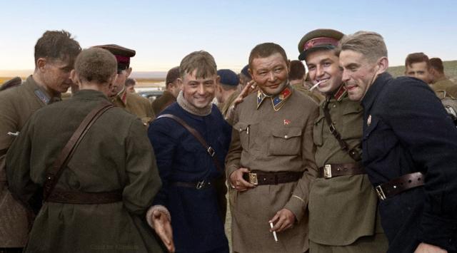 Choilbalsang 1: 蒙古人民共和国领导人乔巴山同苏军飞行员在哈拉欣河对日边界战争期间，1939年