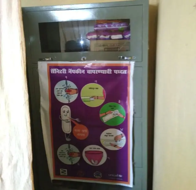 सॅनिटरी नॅपकनचा वापर कसा करायचा याची माहिती देणारं पत्रक शाळेत लावण्यात आलं आहे.