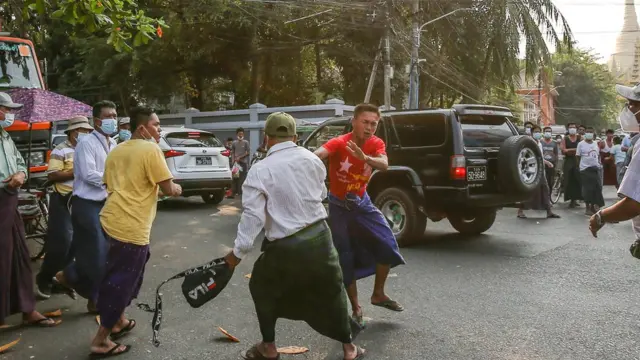 ဆန္ဒပြသူတွေနဲ့ လမ်းသွားလမ်းလာအချို့အကြား ရုန်းရင်းဆန်ခတ်ဖြစ်ပွားခဲ့ပြီး လမ်းသွားလမ်းလာ အချို့ရိုက်နှက်ခံရလို့ ဒဏ်ရာရသွားခဲ့