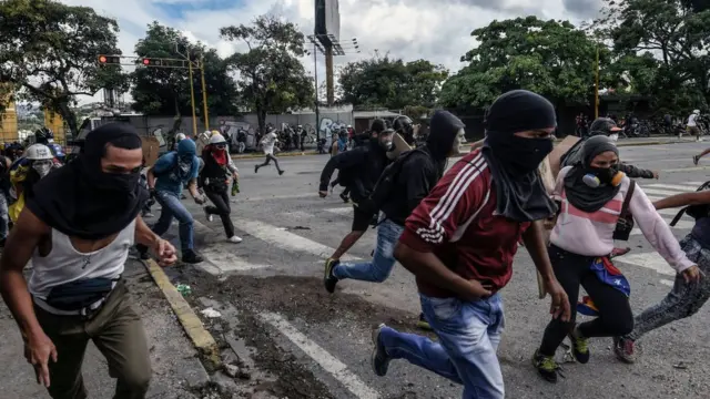 Manifestantes corriendo