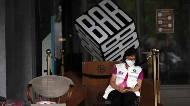 เจ้าหน้าที่สาธารณสุขนั่งพักระหว่างลงพื้นที่สอบสวนโรคที่สถานบันเทิงแห่งหนึ่ง