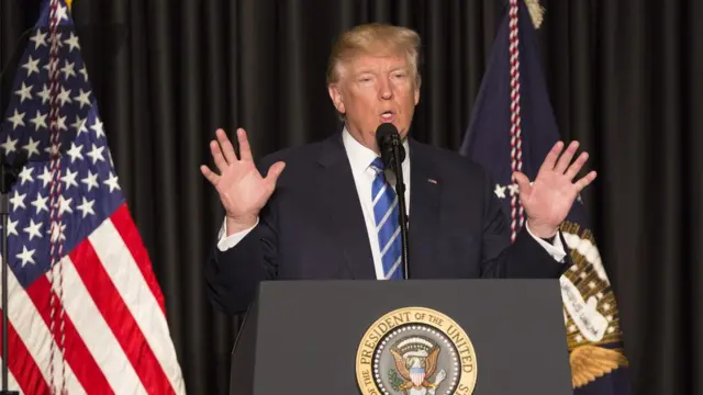 Donald Trump en una reunión con policías