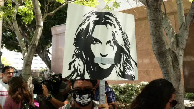 محبو نجمة البوب كانوا يتطلعون إلى جلسة المحكمة.