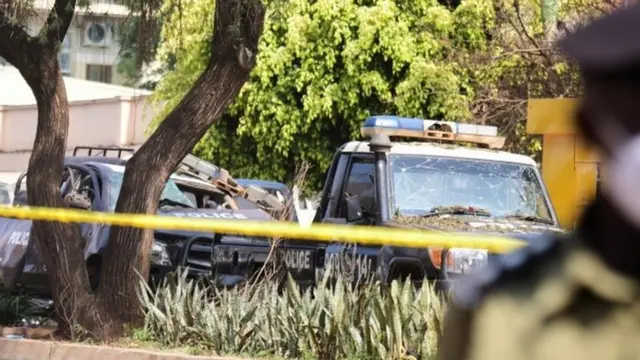 Véhicules de police près du lieu d'une explosion à Kampala.