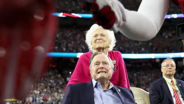 George W H Bush junto a su esposa Barbara en el Super Bowl