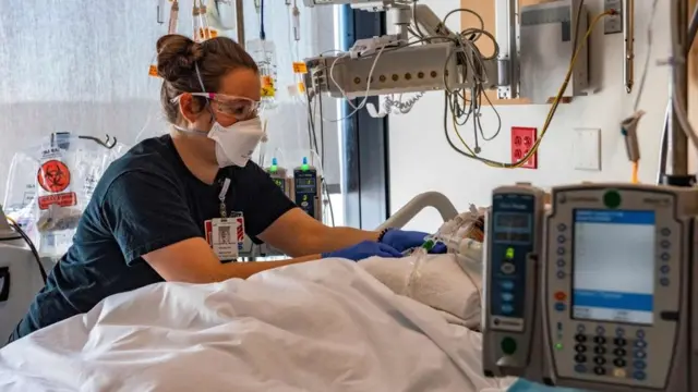 عاملة طبية تعاين أحد المرضى في ماساشوستس، الولايات المتحدة