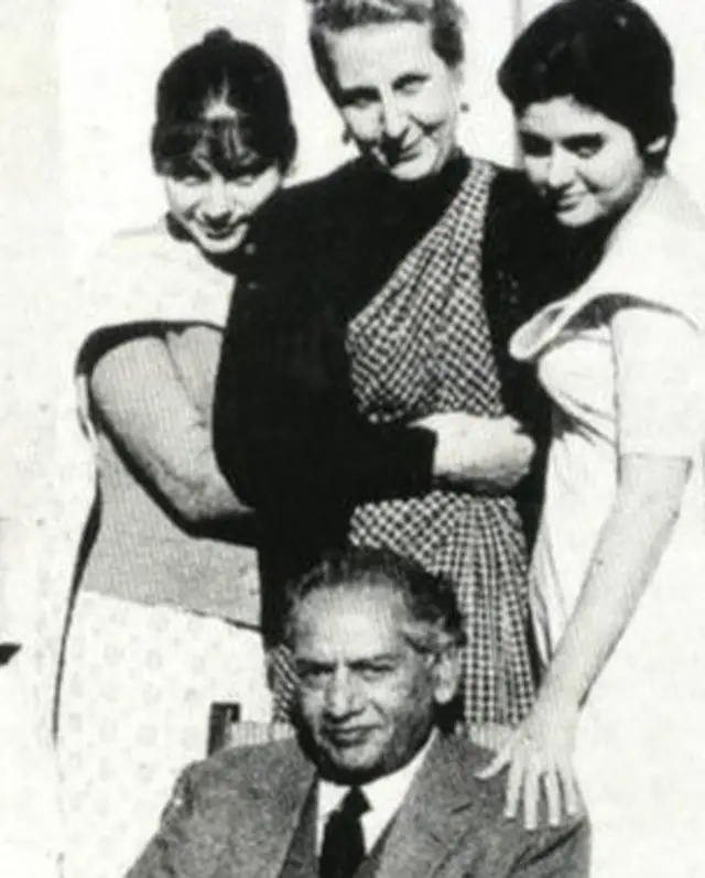 फ़ैज़ अपनी पत्नी एलिस और बेटियों सलीमा तथा मुनीज़ा के साथ.