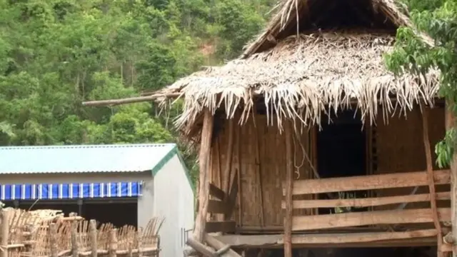 Nhiều nhà của người dân tộc Ơ Đu vẫn là nhà tranh vách lá trong khi chuồng bò được xây kiên cố
