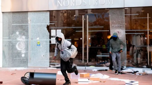 Dos jóvenes saquean un almacén en Los Ángeles, durante las protestas por la muerte de George Floyd, 30 de mayo 2020