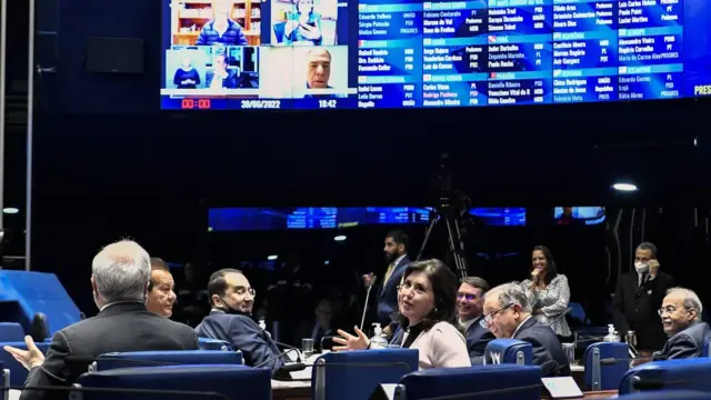 Senadores durante votação da PEC