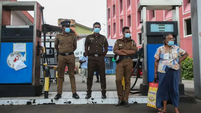 எரிபொருள் நிரப்பு நிலையங்களில் போலீஸ் அதிரடிப் படை