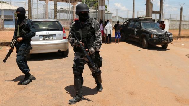 Policiais em frente a prisão em Boa Vista