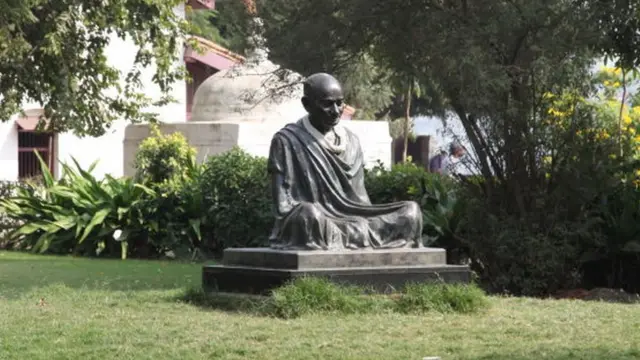 કેટલાક 'ગાંધીવાદી'ઓ દ્વારા આચાર્ય દેવવ્રતને વિદ્યાપીઠના કુલપતિ તરીકે નિમંત્રણને 'સરકારી દબાણ અને સંસ્થાની સ્વાયત્તતા પર હુમલો' ગણાવાઈ રહ્યું છે