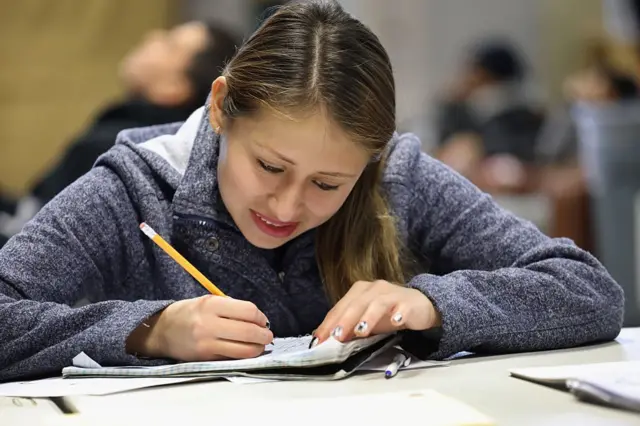 انګلیسي ژبه اوسمهال افغانانو ته په ورځنیو چارو کې مهمه ده او خلک هڅه کوي دا ژبه زده کړي.