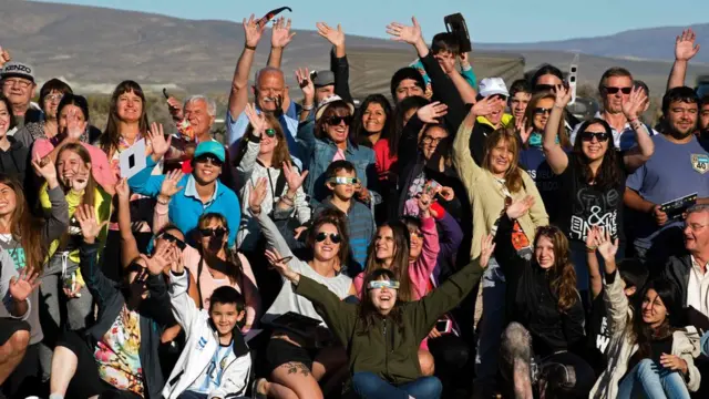 Personas celebran la llegada del eclipse en Argentina