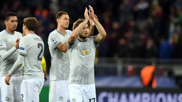 صورة للاعبي فريق مانشستر بعد الفوز