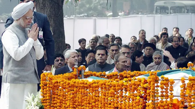 નરસિમ્હા રાવના નિધન પર શ્રદ્ધાંજલિ અર્પણ કરી રહેલા તત્કાલીન વડા પ્રધાન મનમોહન સિંહ