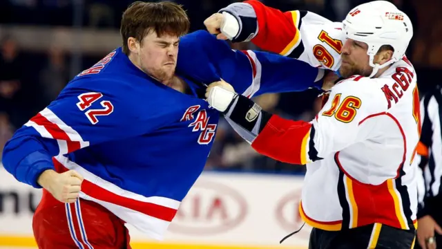 Выяснение отношений по-мужски по-прежнему присутствует в играх НХЛ и имеет сторонников среди болельщиков