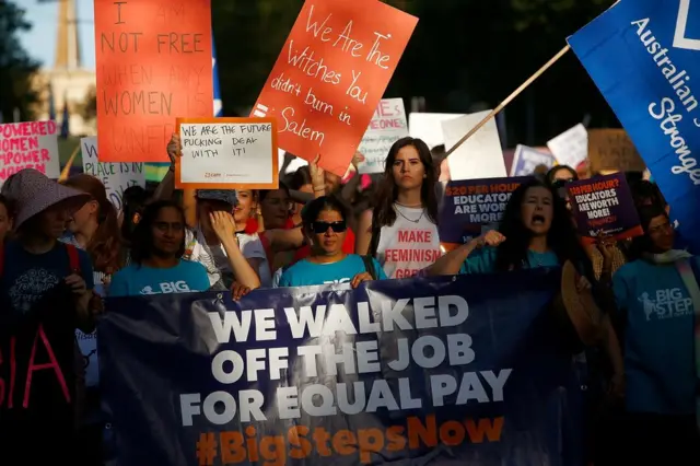 Avustralya'nın Melbourne kentinde kadınlar "Eşit ücret için işten erken çıktık" pankartıyla sokaklarda