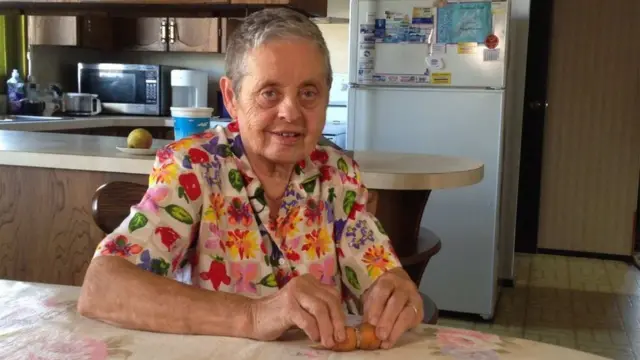 Mary Grams posa junto al anillo insertado en la zanahoria