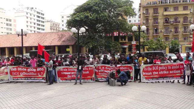 වෙළඳ කලාපවල සිදුවන "අසාධාරණවලට" එරෙහි විරෝධතාවක්