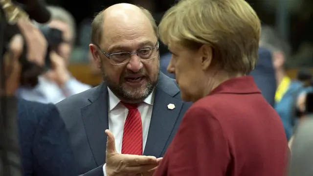 Schulz y Merkel conversan durante una cumbre en Bruselas en 2015.
