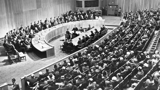 Walga'ii Mana Maree Nageenyaa (Security Council) isa jalqabaa -Bitootessa 25, 1946 Niiw Yoorkitti