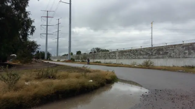 Muro ubicado en el terreno donde se iba a construir la refinería.