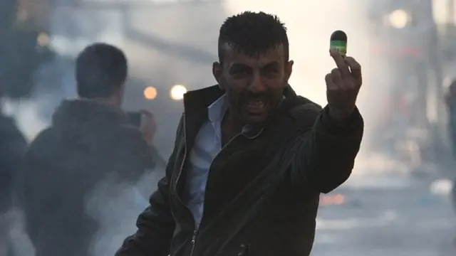 استخدمت قوات الأمن كذلك الغاز المسيل للدموع