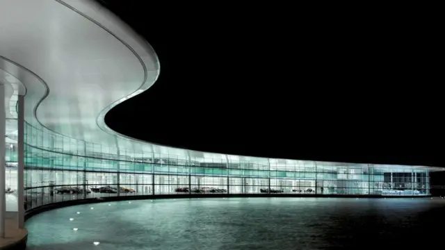 La fachada del McLaren Center Foto: Foster+Partners
